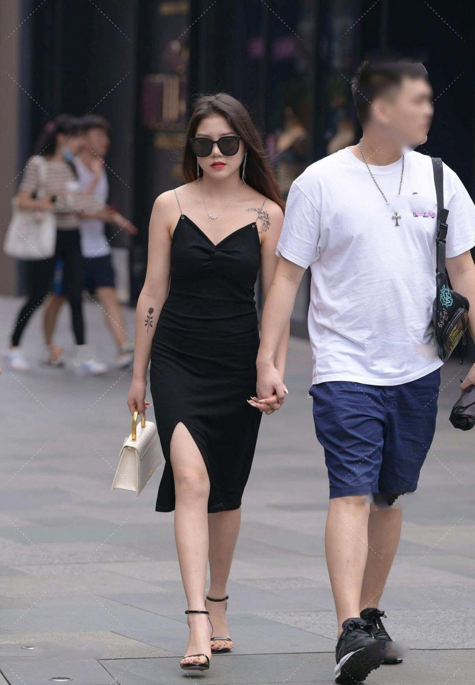 小黑裙|很喜欢这种美女！这种美真的很难驾驭，不知道她的择偶标准是什么