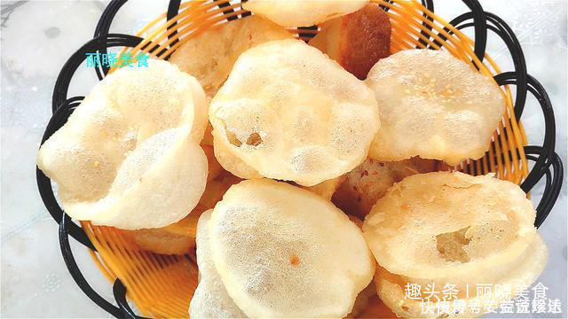 糯米粉开水烫一烫，不加鸡蛋不加油，个个酥脆鼓大泡，比薯片好吃