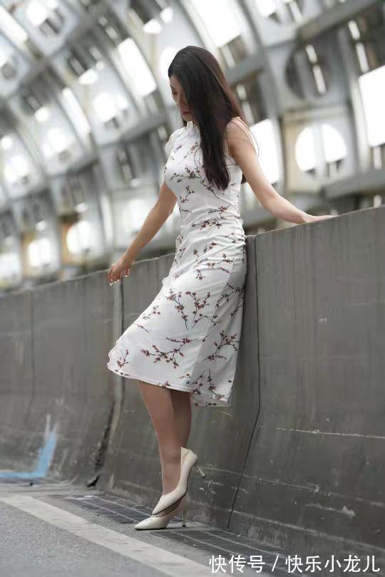 旗袍 美女身穿中国传统旗袍，搭配一双白色的平底鞋，看上去时尚又可爱