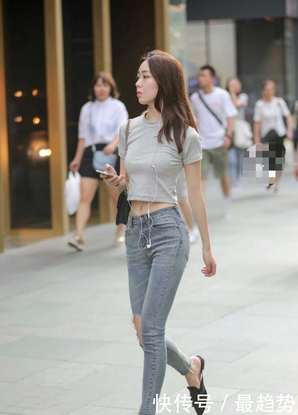 时尚街拍:小姐姐紧身牛仔裤彰显性感身材,修长美腿迷人抢镜!