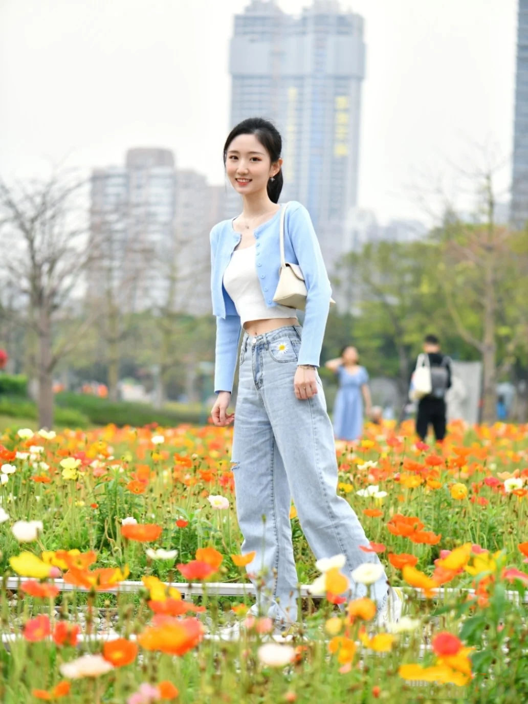 清纯可爱又爱笑的小姐姐，针织衫搭配牛仔裤，尽显少女气息十足