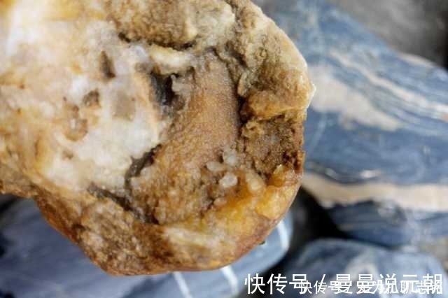 璞玉|一民工上山采石,捡到一雕印章之物,回去付之一锯,毁掉奇世珍宝