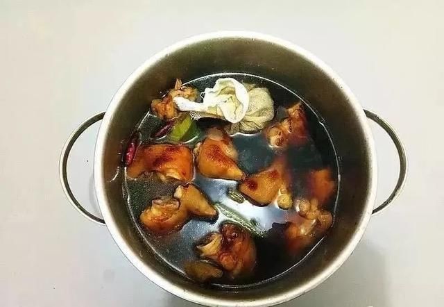 猪蹄这样做，越焖越香，软烂入味，好吃到汁都不剩~