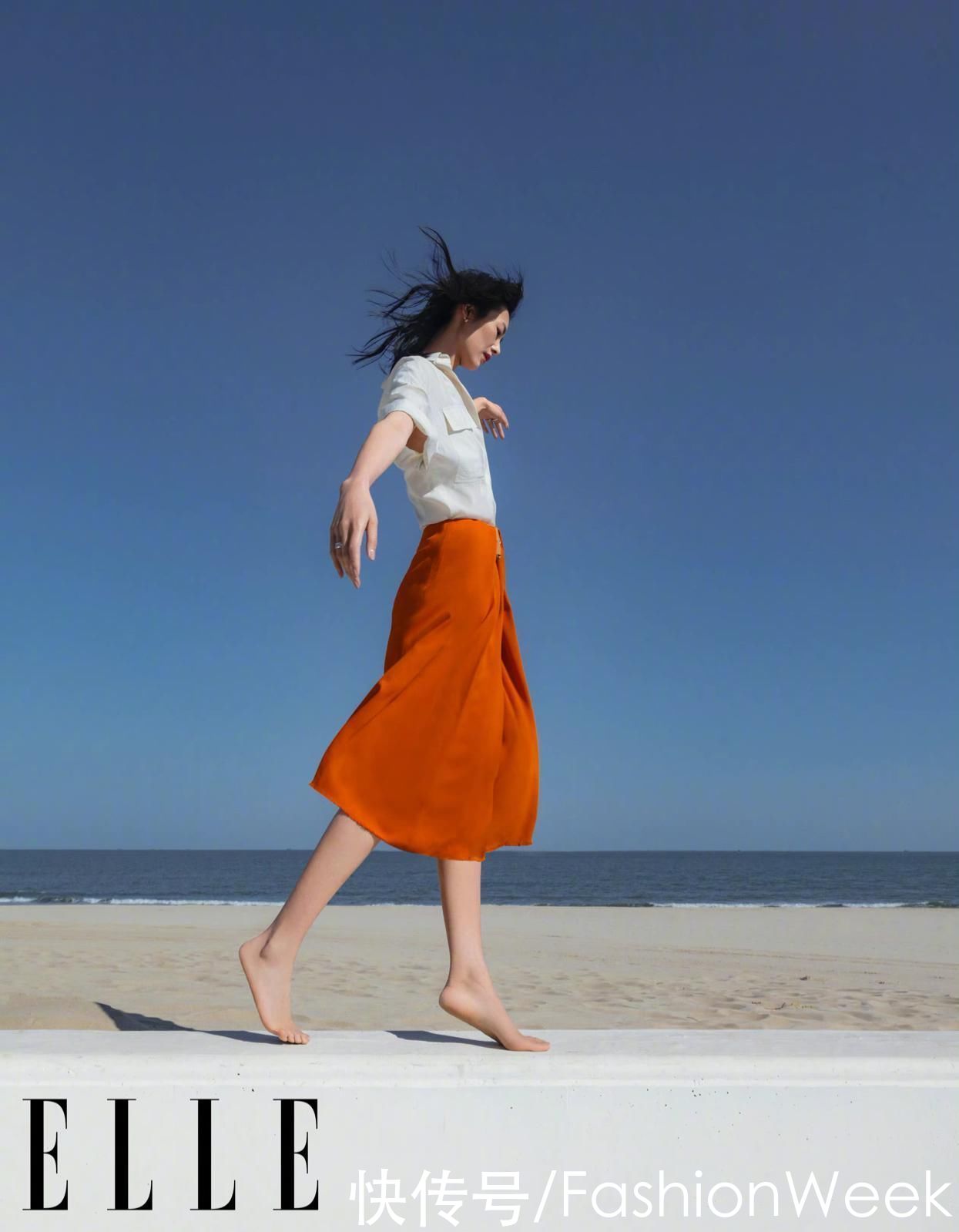 刘雯新年拍杂志双封面，经典红黑配色造型，飒爽与性感争相迸发