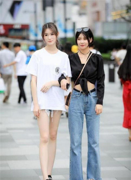 出行|街拍:身材完美的小姐姐穿一身黑色的衣服出行,气质显得不同凡响