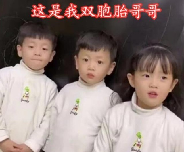 孩子|有一种“耍赖”叫三胞胎兄妹,说好一起长大,妹妹却成大姐大