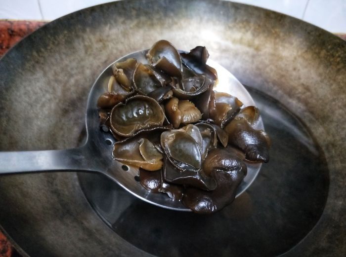 炒木耳，下锅“噼里啪啦”太吓人？大厨教你3招，不炸锅，香又脆