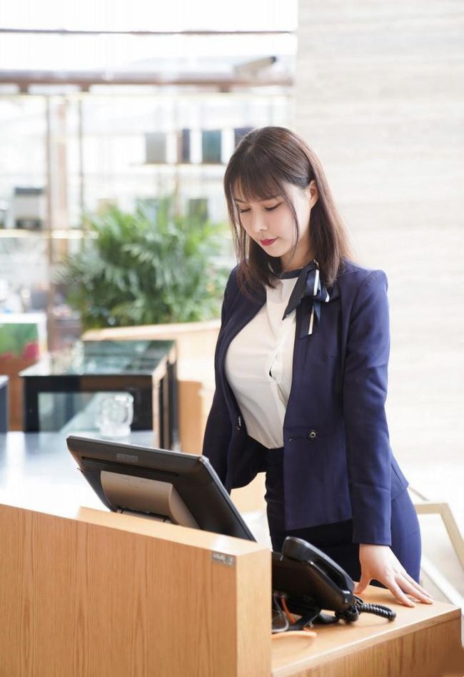 高跟鞋|咖啡厅收银台小姐姐,穿西装搭配包臀裙,尽显端庄秀丽之气!