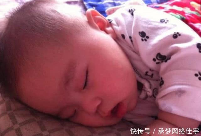 宝宝睡觉时若有3个动作,说明脑部发育相当不错,是个聪明娃