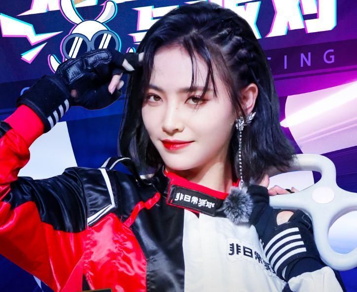 谢可寅|THE9穿赛车服,别的成员都又酷又飒,只有虞书欣许佳琪不一样!