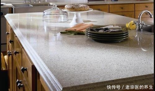 石英石|石英石台面才用了几年,全是裂缝,全是因为“柜体落差”!