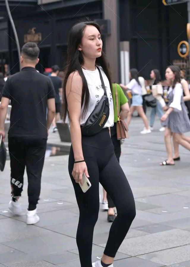 中年女士的穿搭, 可以选择经典的黑白配, 正式又不失性感