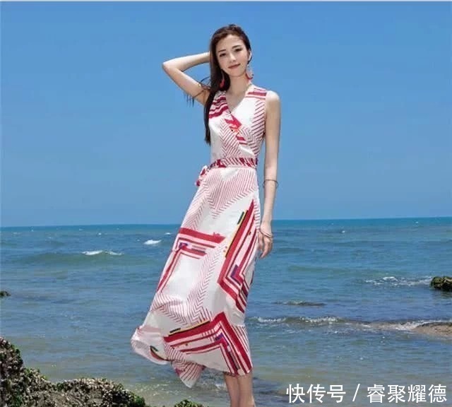 文艺范|时尚美女在海边,身穿红白色“方巾”满满的文艺范,唯美飘逸