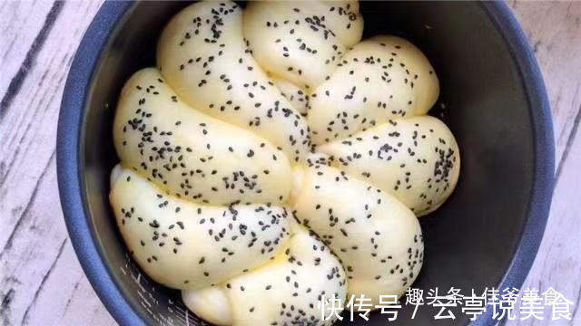 想吃面包不用买，在家用电饭煲做，香甜蓬松，比外面买的好吃太多