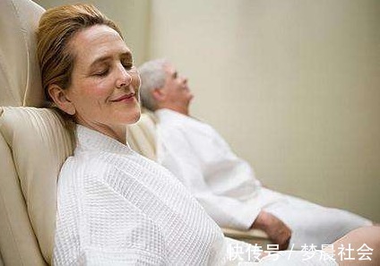 睡懒觉|人到中年，有“三觉”不能睡，可惜多数人当成了养生习惯