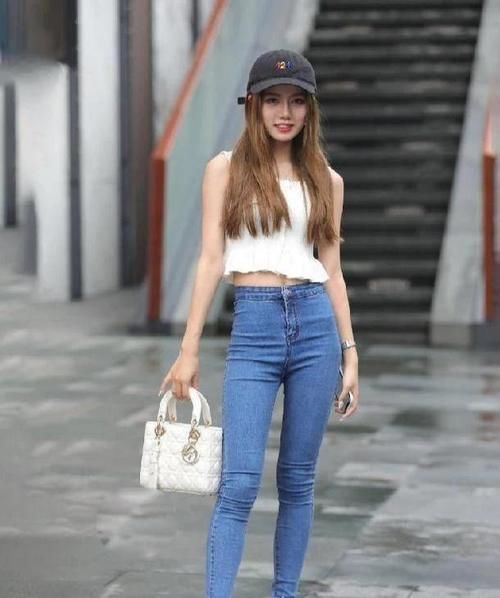 凸显|爱穿紧身牛仔裤的小姐姐，凸显时尚女性的魅力气质，勾勒性感身材