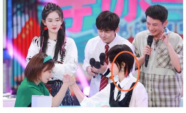 红发|古力娜扎录《快本》,挑染红发却被P掉,网友:录个节目太难了