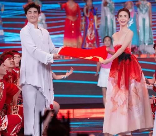 谢霆锋|央视国庆晚会：胡歌一人分饰五角，李雪健一开唱中国式浪漫破防了