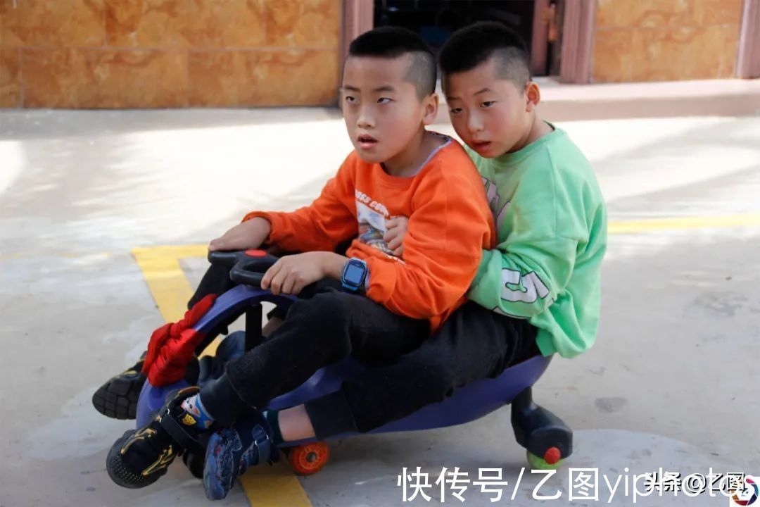 治疗|双胞胎同患脑瘫,奶奶患病后拒绝治疗,弥留之际叮嘱儿子救孩子