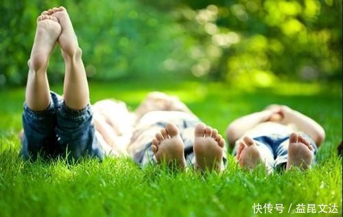 孩子|爸爸给女儿梳头发现“小米粒”,送去就医后,检查结果让他后怕