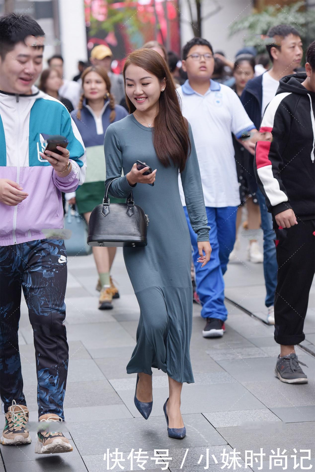  多变|街拍：墨绿色宽松长款连衣裙, 舒适百搭, 风格多变