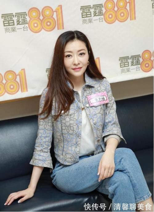 美女|美女不愧是模特出身,印花外套配牛仔裤休闲简约,大长腿太抢镜