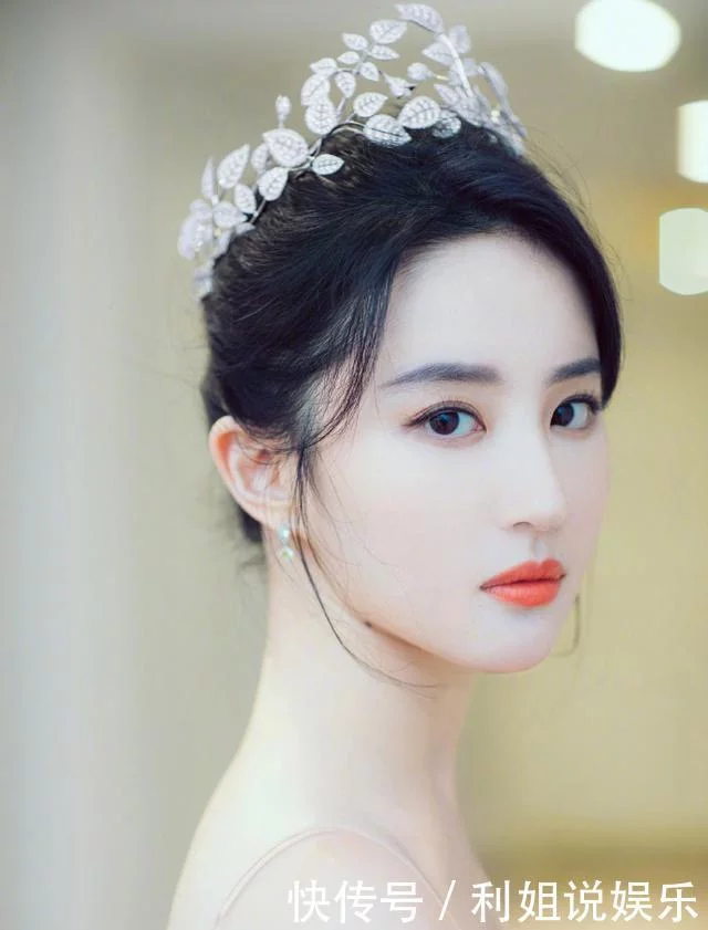 刘亦菲湖畔写真