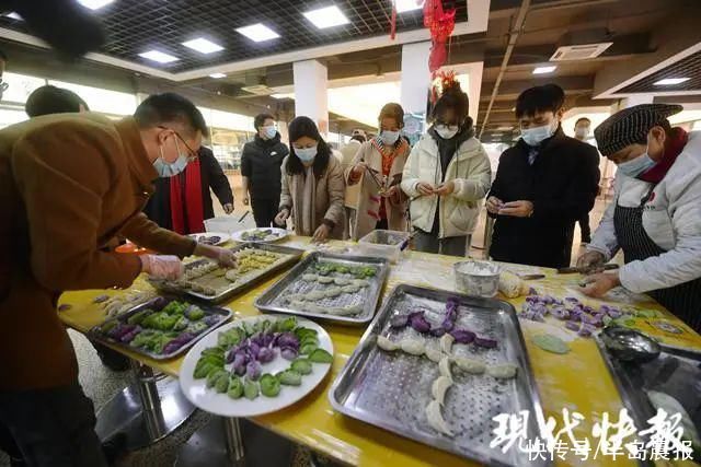 把“研究对象”做成饺子馅，大学生这顿饭年味足