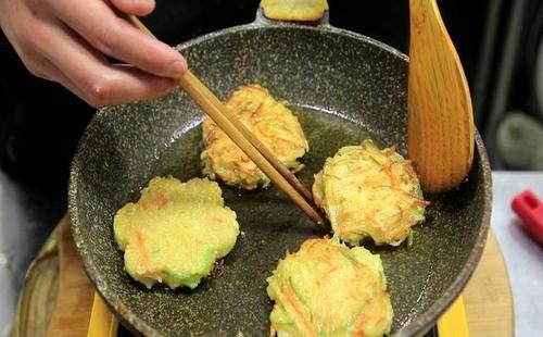 土豆丝别炒着吃了！加2个鸡蛋，10分钟解决全家人早餐，太香了