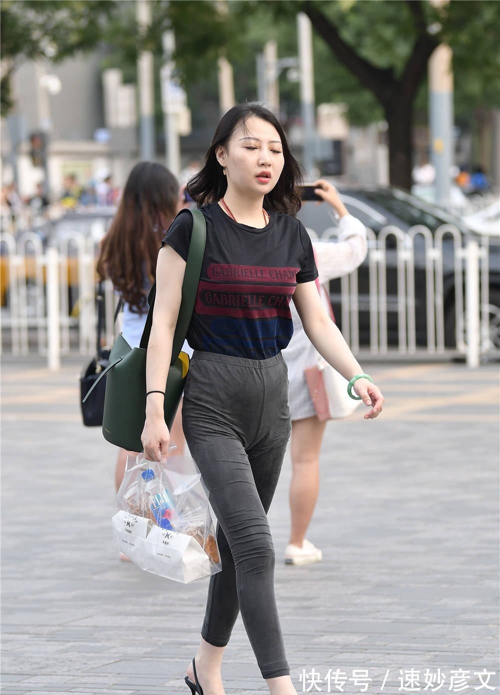 半袖|深灰色紧身裤,搭配黑色半袖,脚下的细跟凉鞋,换成单鞋更好