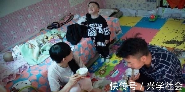 女儿|“最抠”妈妈,把免费婴儿尿裤当卫生巾用,背后故事让人流泪……