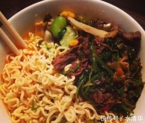 吃不饱|为啥泡面“一包吃不饱,两包吃不完”看完才发现商家的“猫腻”