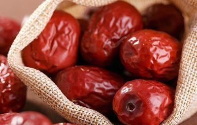 红枣应该生吃还是熟吃?营养专家提醒:肠胃不好的人,别吃错了