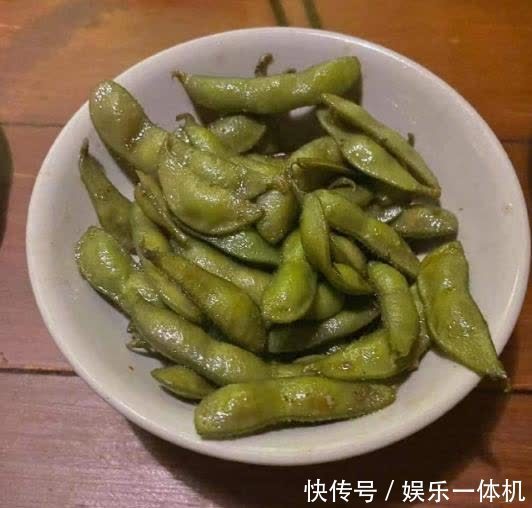 毛豆|王源:忙碌一天回家吃晚饭,三个“红双喜老式菜盘子”满满年代感