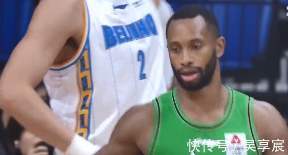 韩德君|杨鸣不满判罚被吹技犯,吉布森连续4次罚球追平,郭艾伦单节9+3