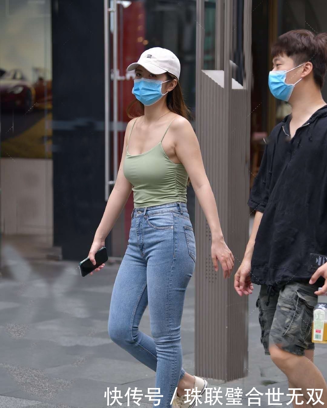 吊带背心不只是通勤装,选择草绿色更有清凉气息,非常时尚有个性