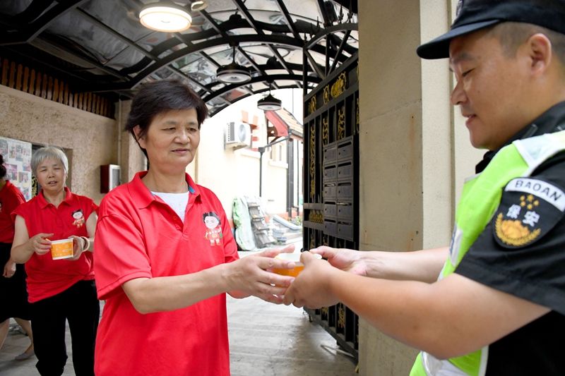 上海阿姨：高温下自制绿豆汤慰劳户外工作者|夏日沁凉 | 高温