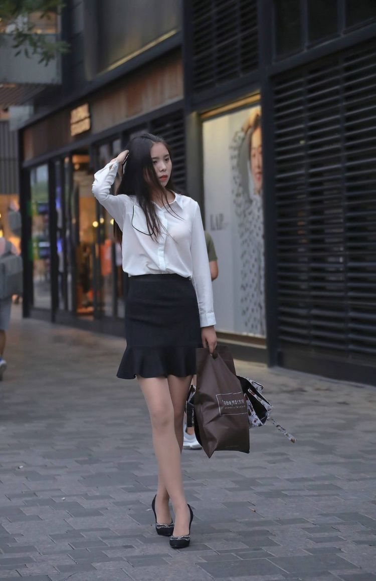 街拍黑色迷你短裙白色衬衫,标准的职业装,掩盖不了秀气的面庞