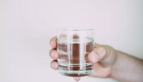 喝水|早晨空腹喝水很养生专家提醒3点不注意,喝了也是白喝