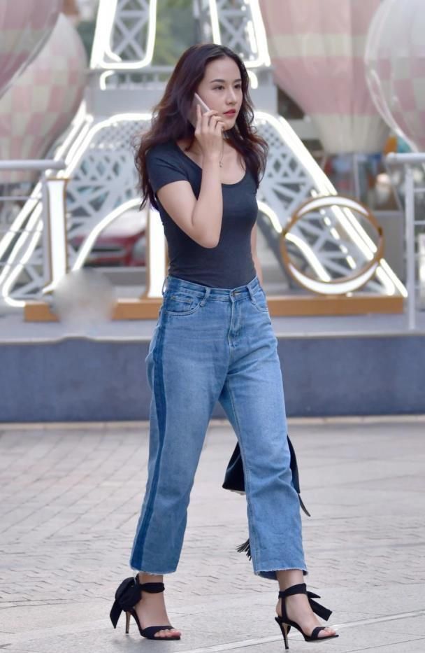 美女穿搭:黑色修身短袖搭配宽松牛仔裤,时尚大方,气质迷人