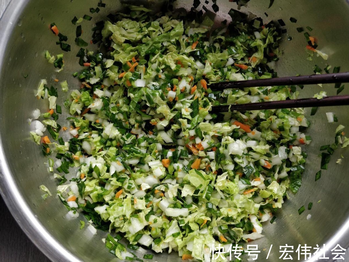 面饼|白菜猪肉水煎包,连吃一盘不过瘾,早餐不用出去吃了