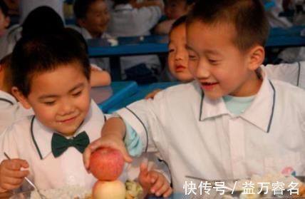 地位|有这4种特征的孩子,在班里“地位”很低,家长要帮忙改善