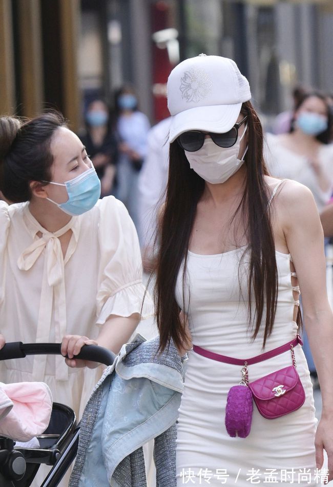 吊带裙 街拍:白色吊带裙女人味十足 ,还很能衬托出美女的气质