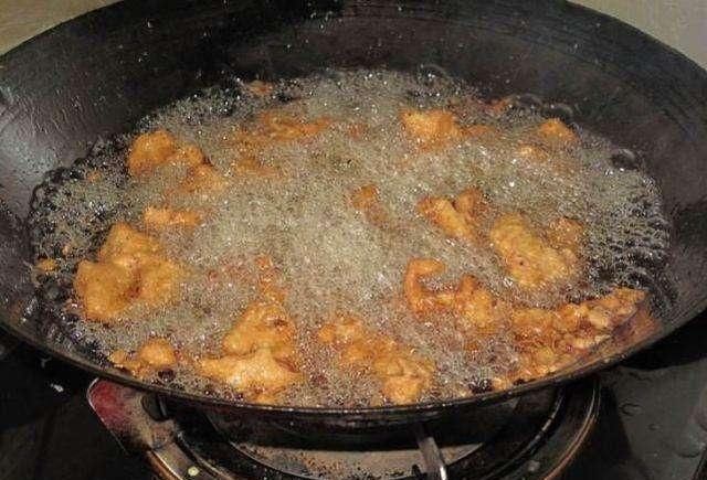  入适量|大厨炸酥肉的秘方，酥肉上浆前，多加这3味腌制一下，美味翻倍