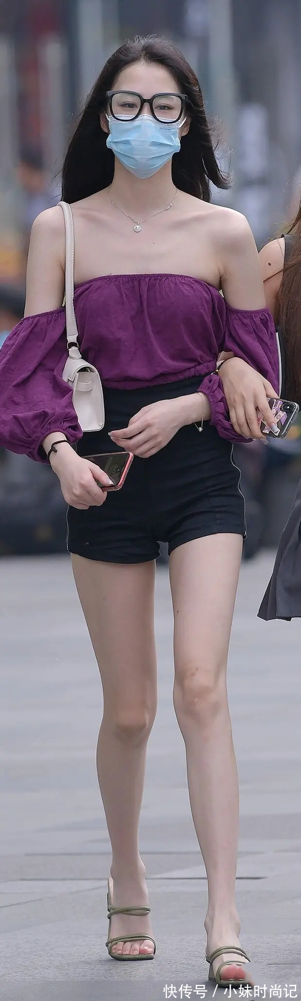 大长腿|街拍:小姐姐身穿紫色衬衫搭配黑色短裤,青春无限,小蛮腰更是相当吸睛