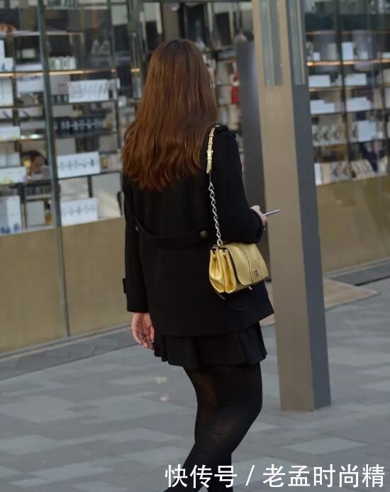 超过|街拍:身高不足160, 体重超过140的美女, 不要选择短裙配黑丝袜, 太显胖