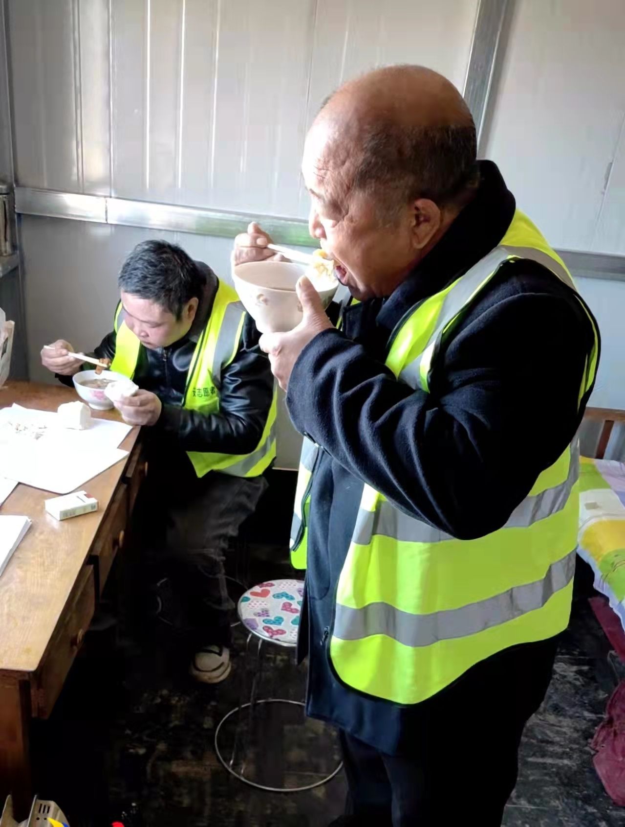 三轮车|暖心！安平一村民为抗疫执勤人员义务做饭送餐