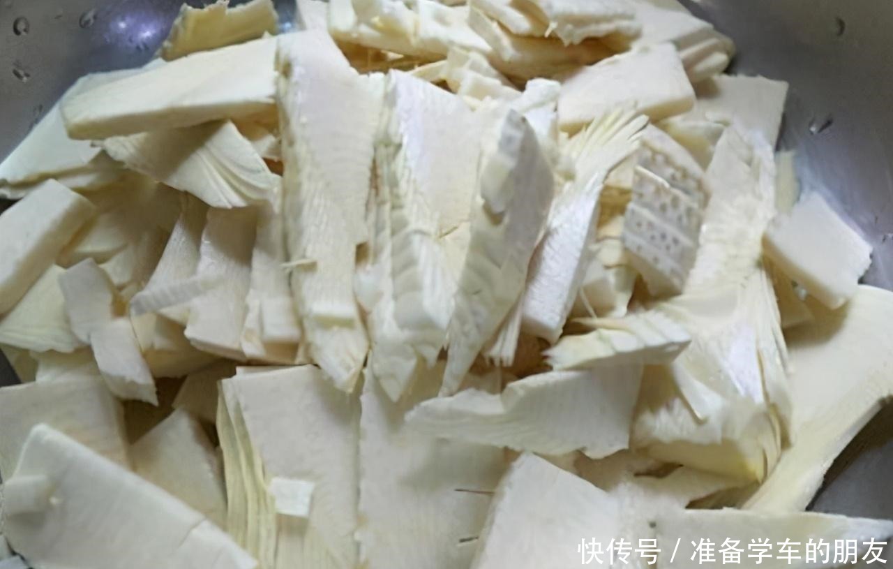 炒腊肉|腊肉一下锅炒就发硬因为你只会傻放油!多加1步,肉嫩鲜香味美