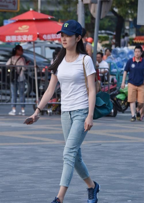 小姐姐白色上装搭配牛仔裤,穿起来清新又自然