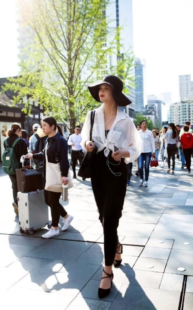 气派|街拍:美女帅气的格子西装简洁气派,搭配起来省事又省心